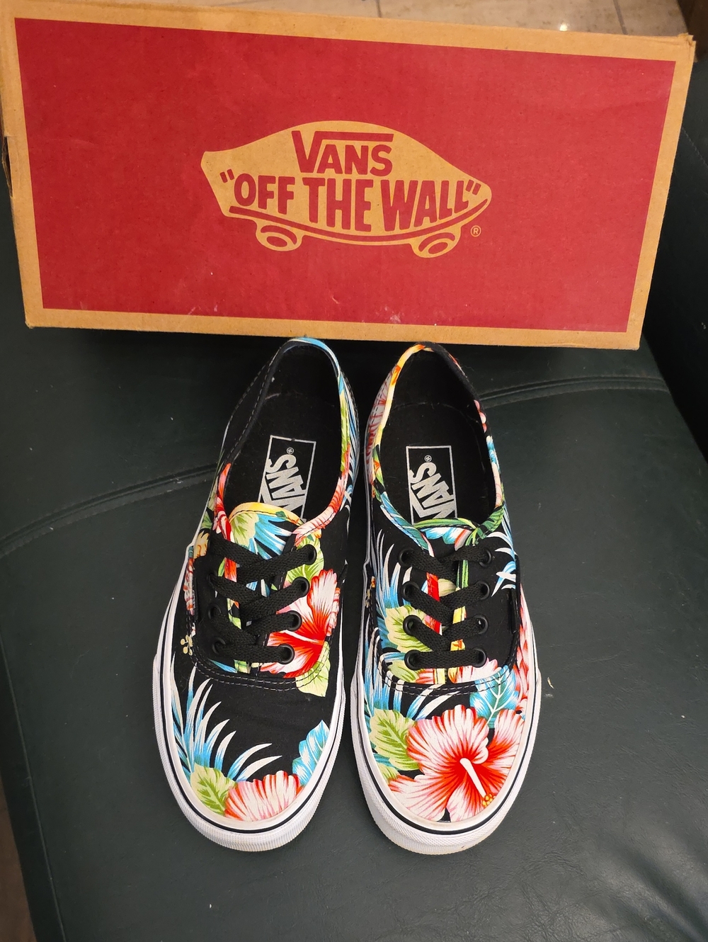Vans Authentic (Hawaiian Floral) Black Lace-Ups. Mens 6, Women's 7.5